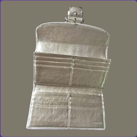 Elegant Coach Wallet~ Cream Wallet, Buckle Design~EUC - Picture 2 of 9